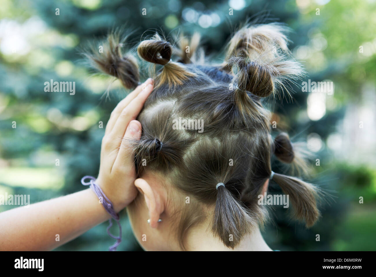 10 enne ragazza con pigtail Foto Stock