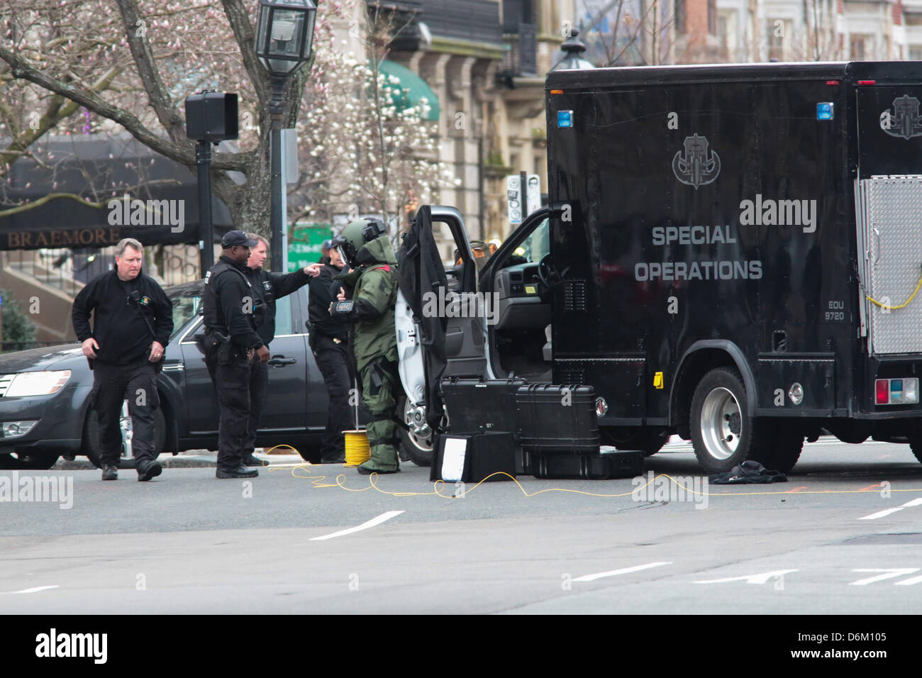 Aprile 19, 2013 - Boston, Massachusetts, STATI UNITI - Bomba tuta squadroni fino in Kenmore area quadrata di Boston, Massachusetts Venerdì 19 Aprile, 2013 a indagare su un sospetto riferito pacchetto. (Immagine di credito: credito: Nicolaus Czarnecki/ZUMAPRESS.com/Alamy Live News) Foto Stock