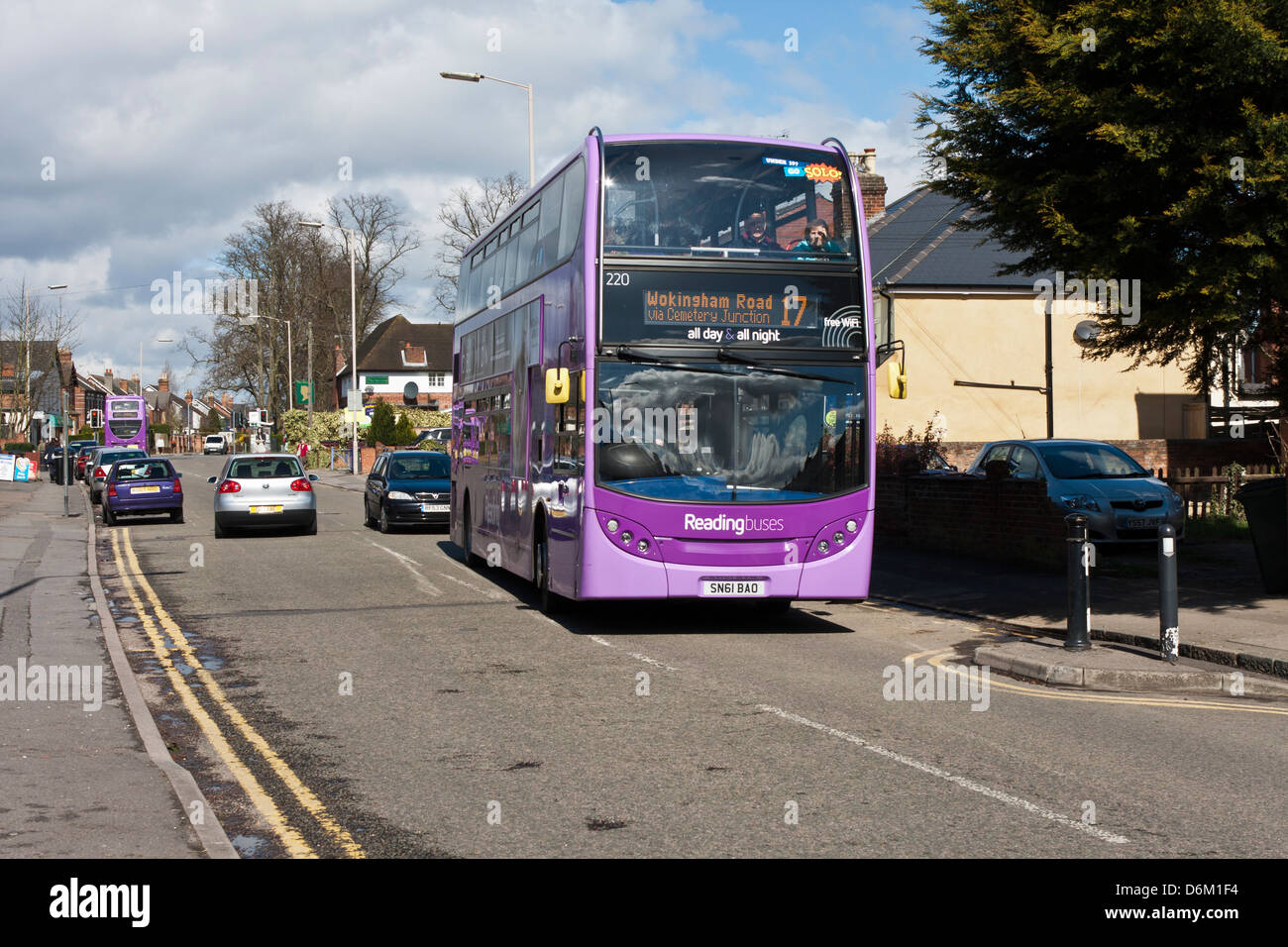 Numero 17 autobus sul loro percorso in Tilehurst, Reading, Berkshire, Inghilterra, GB, Regno Unito Foto Stock