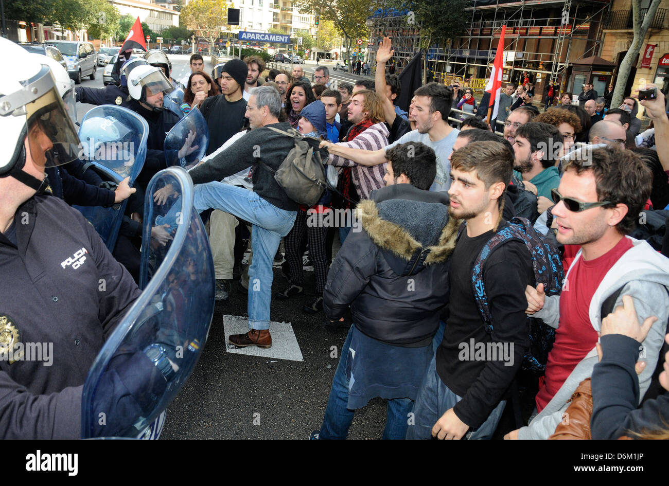 I dimostranti protestano durante uno sciopero generale giorno contro i tagli sui servizi pubblici in spagnolo isola delle Baleari di Maiorca Foto Stock