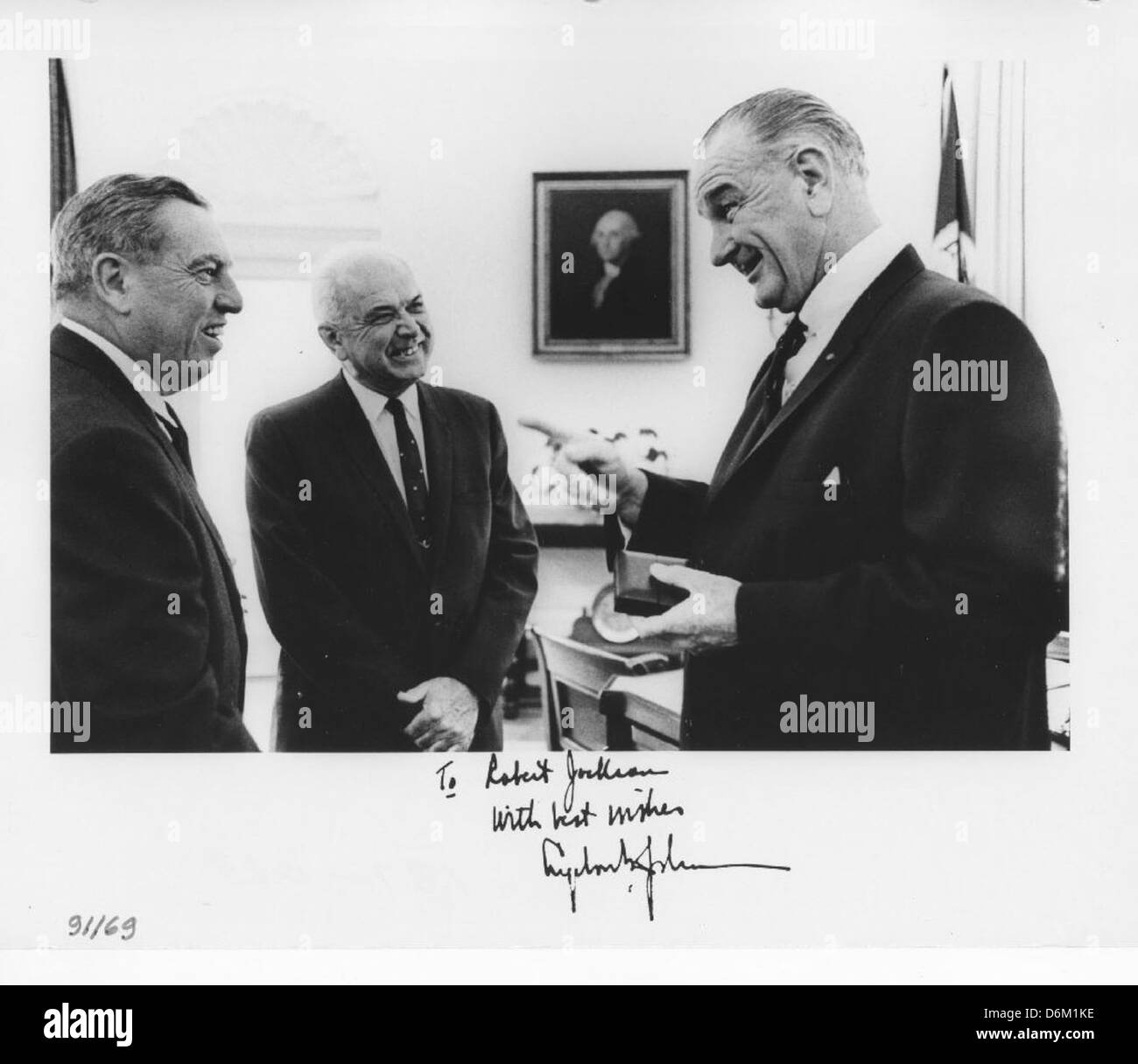 Questa immagine mostra Robert C. Jackson e Claude Ryan che ricevono il primo medaglione ricordo per il Paris Airshow 1967 dal presidente Johnson. Questo momento mette in evidenza il loro contributo al settore dell'aviazione durante un evento internazionale significativo. Foto Stock