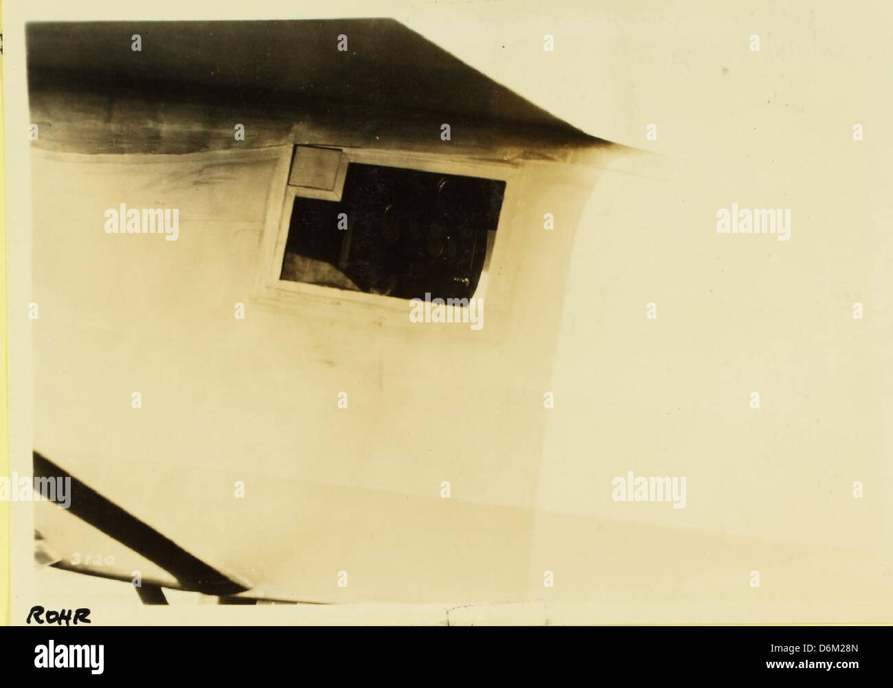 Questo primo piano di una finestra mette in risalto i dettagli intricati del vetro e della cornice circostante, dando uno sguardo ai materiali e alla maestria artigianale utilizzati nella sua costruzione. Foto Stock