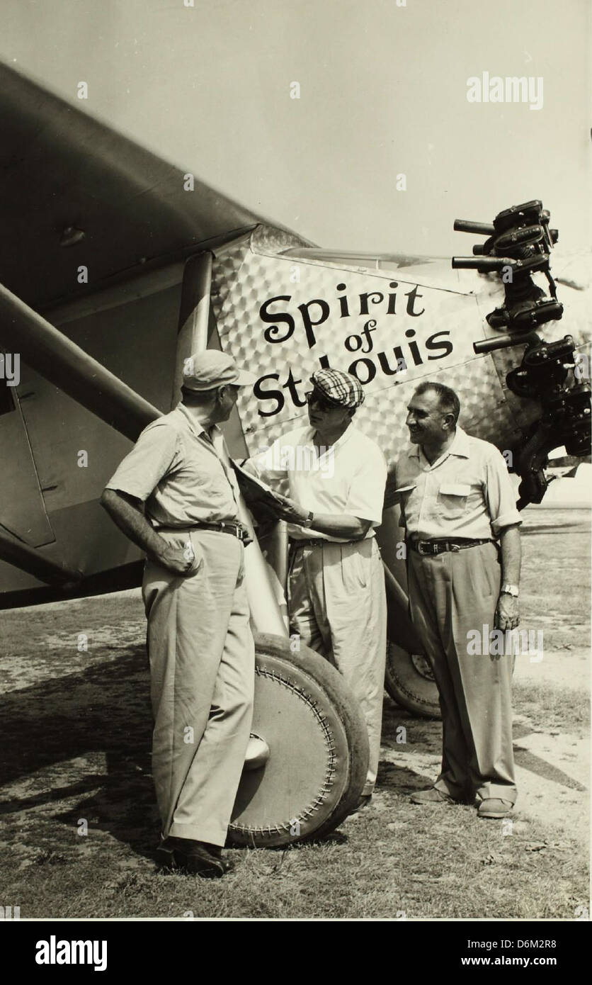 Il produttore Leland Hayward, il regista Billy Wilder e il pilota Paul Mantz sono visti con la riproduzione di The Spirit of St. Louis, utilizzato nel film del 1957 "The Spirit of St. Louis", che ha drammatizzato lo storico volo transatlantico di Charles Lindbergh. Foto Stock