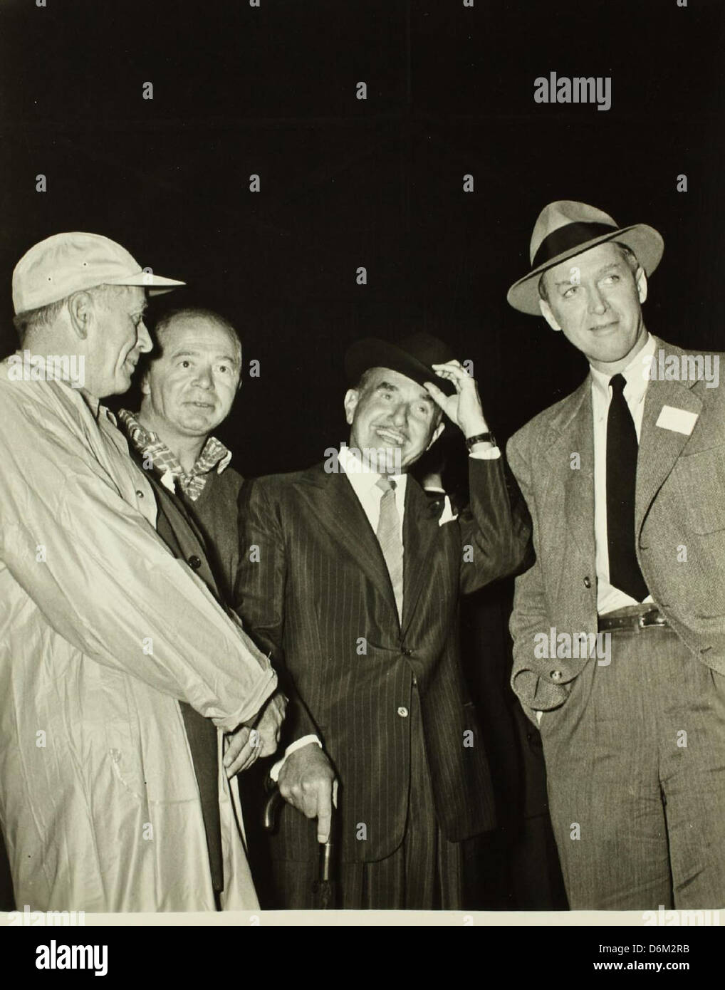 Questa foto storica raffigura il produttore Leland Hayward, il regista Billy Wilder e l'attore Jimmy Stewart mentre lavoravano al film *The Spirit of St. Louis*. Il film, basato sullo storico volo transatlantico solista di Charles Lindbergh del 1927, è una parte significativa della storia del cinema dell'aviazione e onora il successo di Lindbergh. Foto Stock