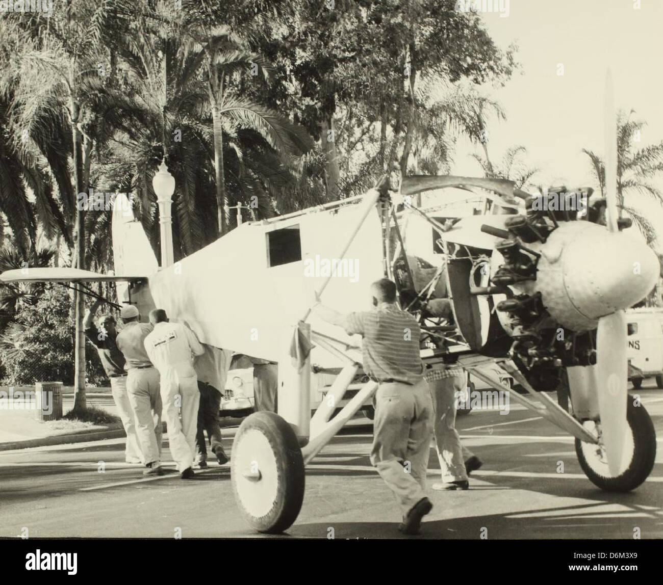 Spirit II, un aereo noto per i suoi successi storici nell'aviazione, è stato trainato nel Balboa Park per essere esposto. Questo evento ha evidenziato il significato dell'aereo nella storia dell'aviazione. Foto Stock