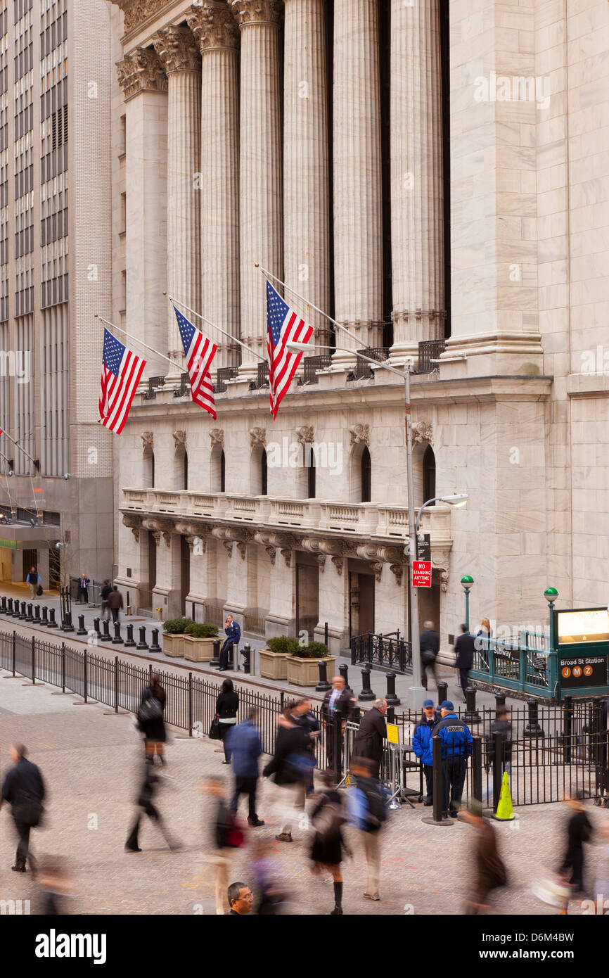 Gli investitori di arrivare presso il New York Stock Exchange, la parte inferiore di Manhattan, New York City, Stati Uniti d'America Foto Stock