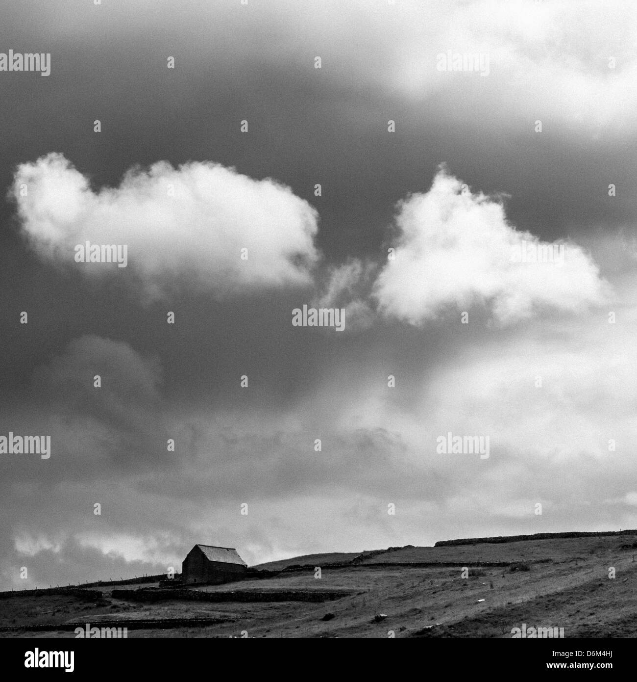 Inghilterra, North Yorkshire, Yorkshire Dales National Park. Una fattoria in pietra edificio in Yorkshire Dales National Park vicino Malham Cove e Gordale Scar. Foto Stock