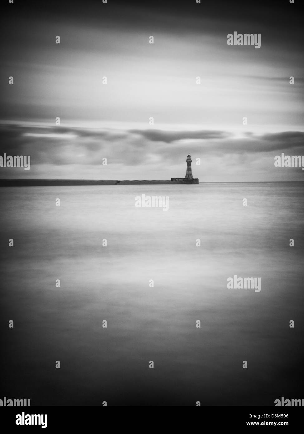 Inghilterra, Tyne & Wear, Roker Pier. Roker Pier e il faro è situata alla foce del fiume usura nella città di Sunderland. Foto Stock