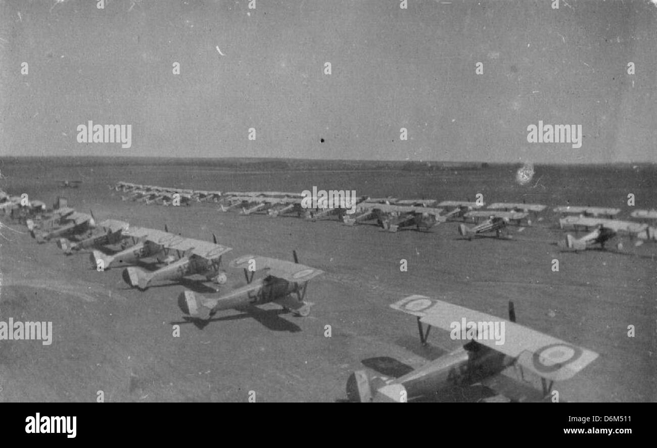 Questa immagine cattura un momento della prima guerra mondiale, con l'aereo Nieuport. Il Nieuport era un combattente chiave utilizzato dagli Alleati durante il conflitto, noto per la sua agilità e il ruolo nel modellare il combattimento aereo durante la grande Guerra. Foto Stock