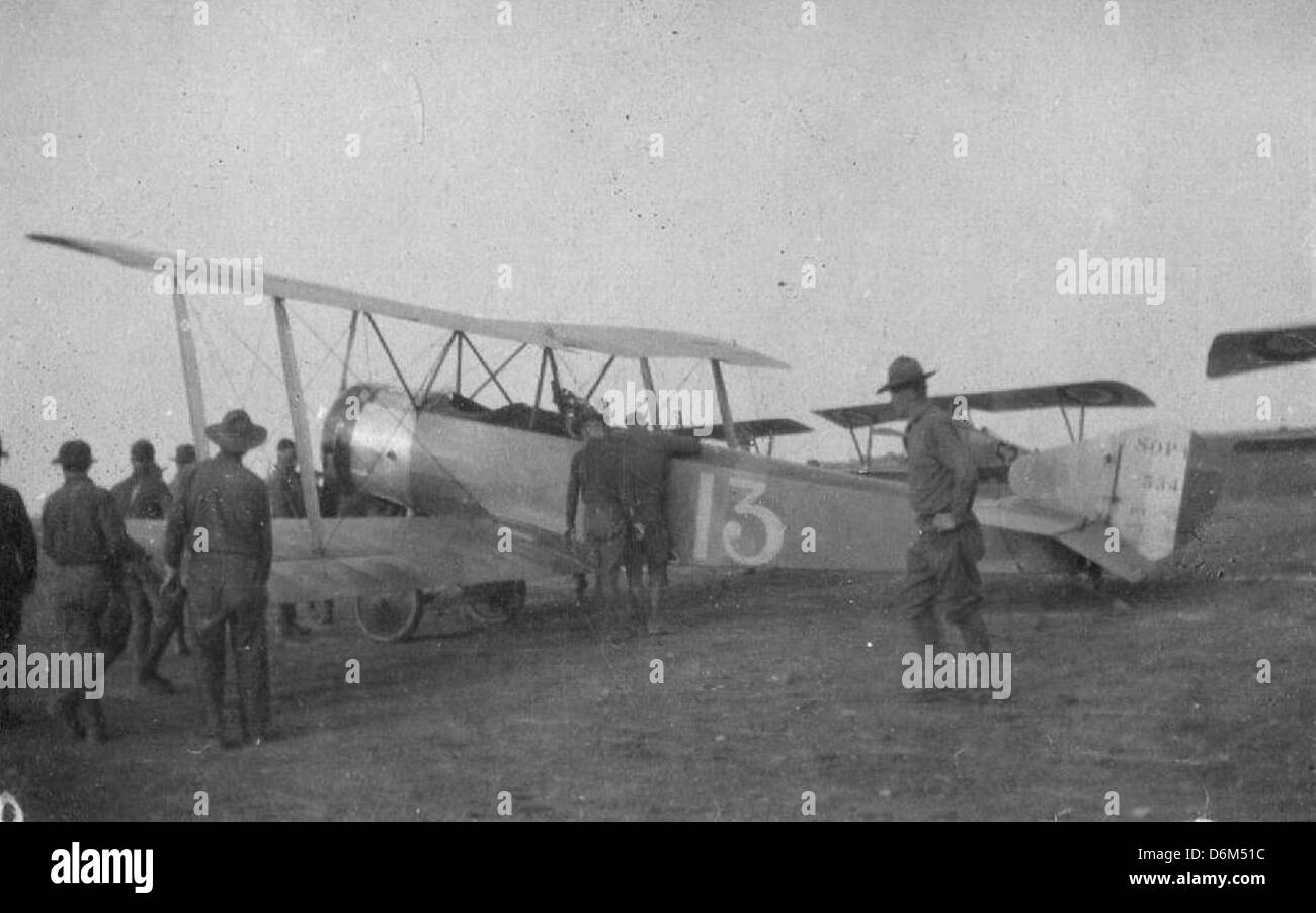 Il Sopwith 1 1/2 Strutter era un biplano britannico utilizzato durante la prima guerra mondiale. Ha servito in vari ruoli, tra cui ricognizione e bombardamenti leggeri, ed è stato determinante nelle operazioni aeree del conflitto. Questo aereo è un simbolo della prima aviazione militare durante la grande Guerra. Foto Stock