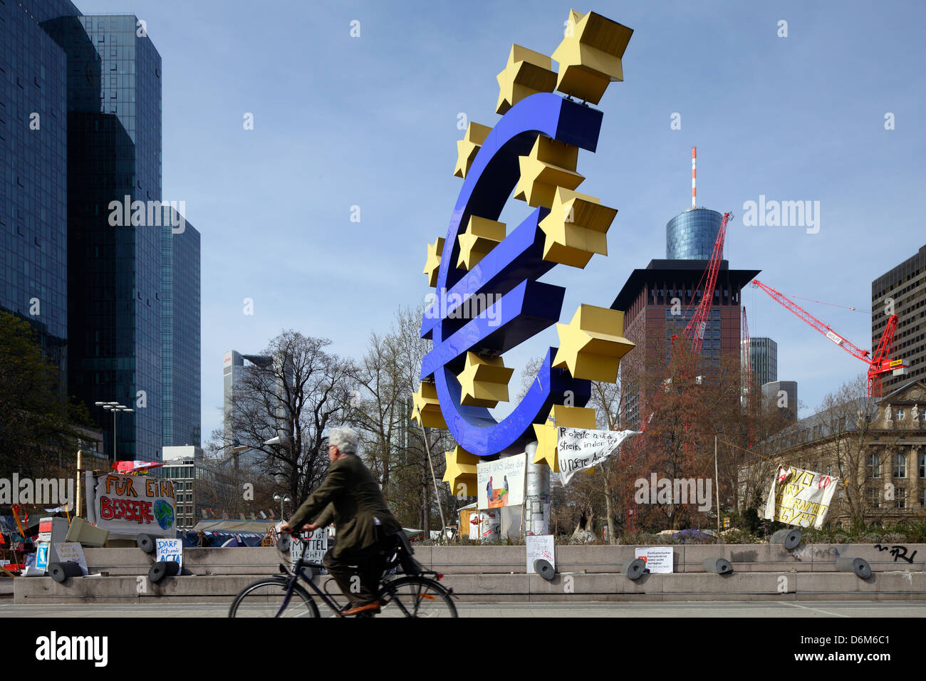 Frankfurt am Main, Germania, occupare il campo prima del simbolo dell'Euro scultura Foto Stock