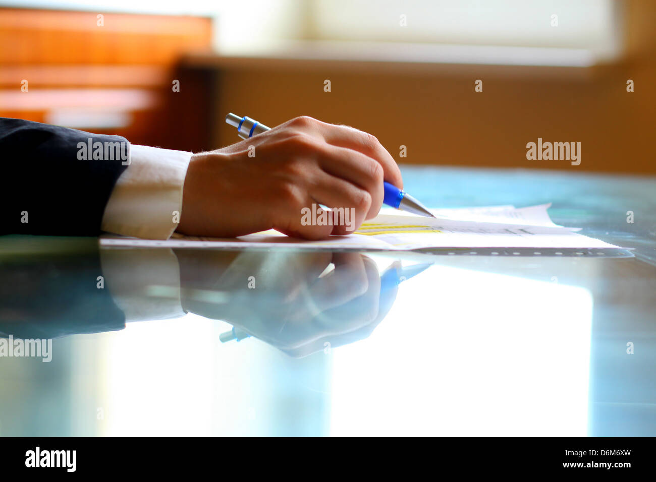 Penna per mano di lavoro sullo sfondo di lavoro Foto Stock