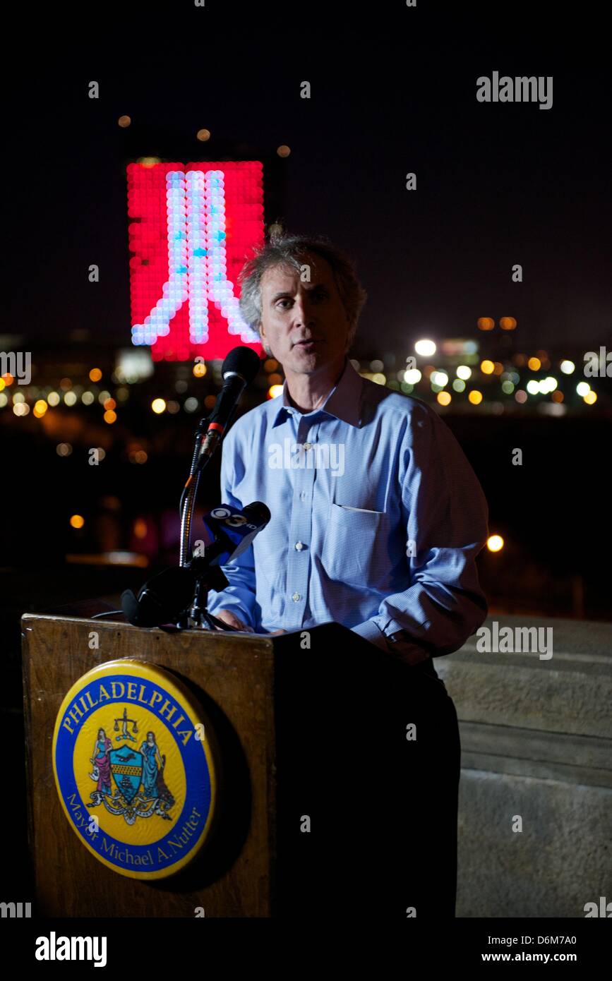 Persone raccolte sui gradini del Philadelphia Museum of Art a riprodurre il più grande del mondo di video gioco di pong sulla cira center building. creato da dr. frank lee, professore associato presso Drexel University e il gioco del visionario, a Filadelfia, Pensilvania il 19 aprile 2013. Questo evento inizia ufficialmente philly tech settimana. Foto Stock