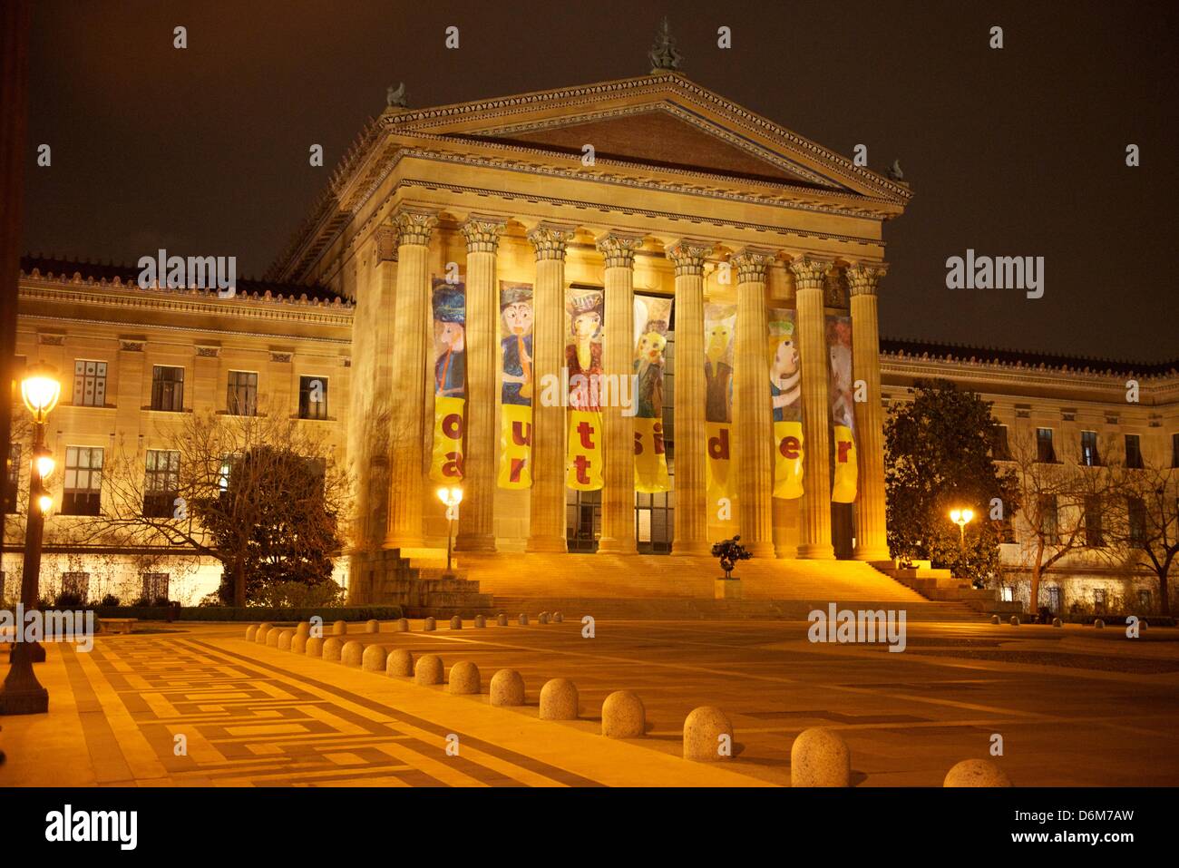 Persone raccolte sui gradini del Philadelphia Museum of Art a riprodurre il più grande del mondo di video gioco di pong sulla cira center building. creato da dr. frank lee, professore associato presso Drexel University e il gioco del visionario, a Filadelfia, Pensilvania il 19 aprile 2013. Questo evento inizia ufficialmente philly tech settimana. Foto Stock