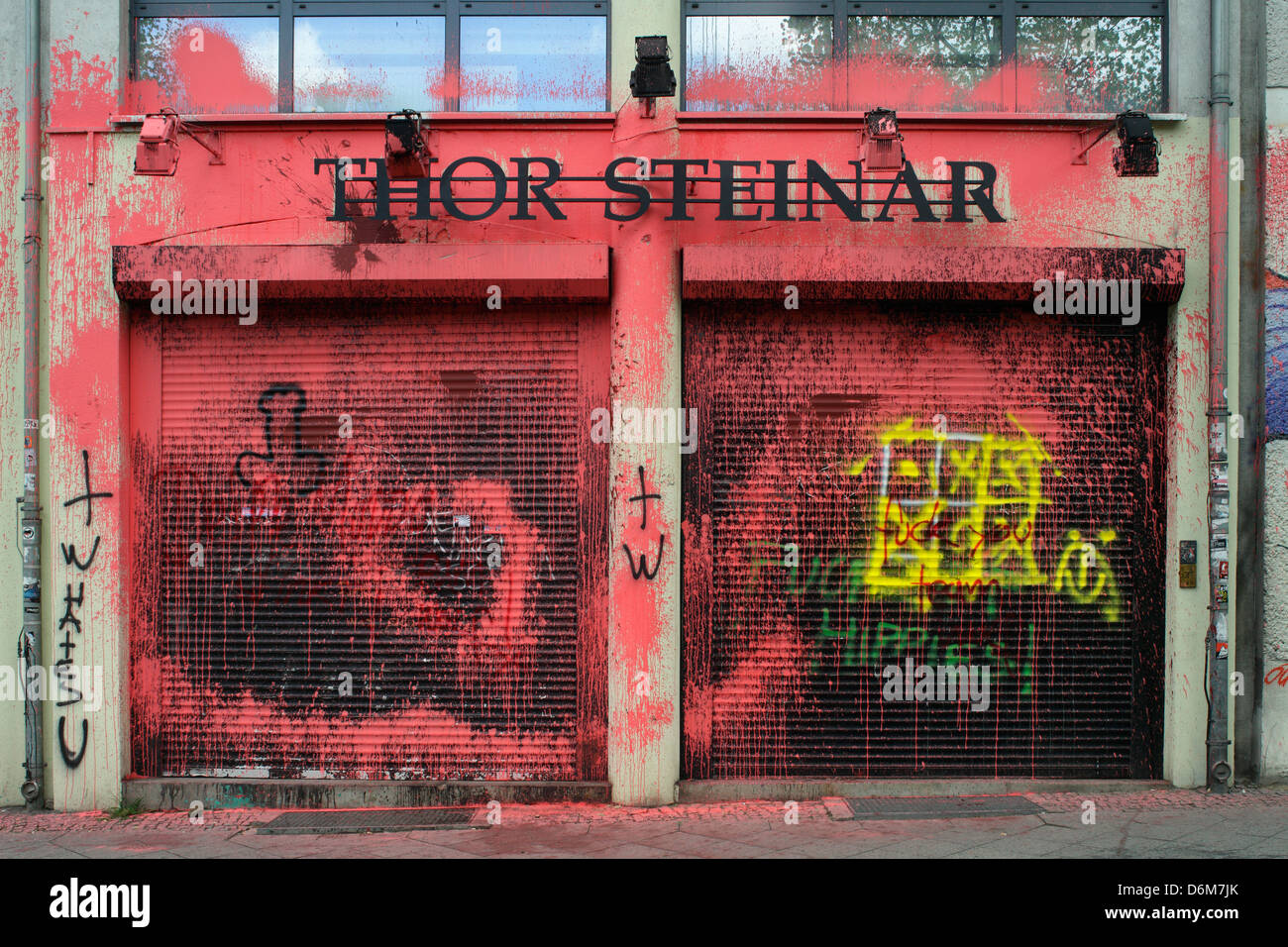 Berlino, Germania, vernice attentato commesso in un negozio di Thor Steinar Foto Stock