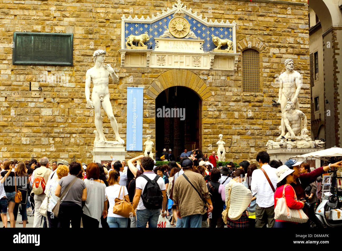 I turisti al di fuori del Palazzo Vecchio a Firenze Foto Stock