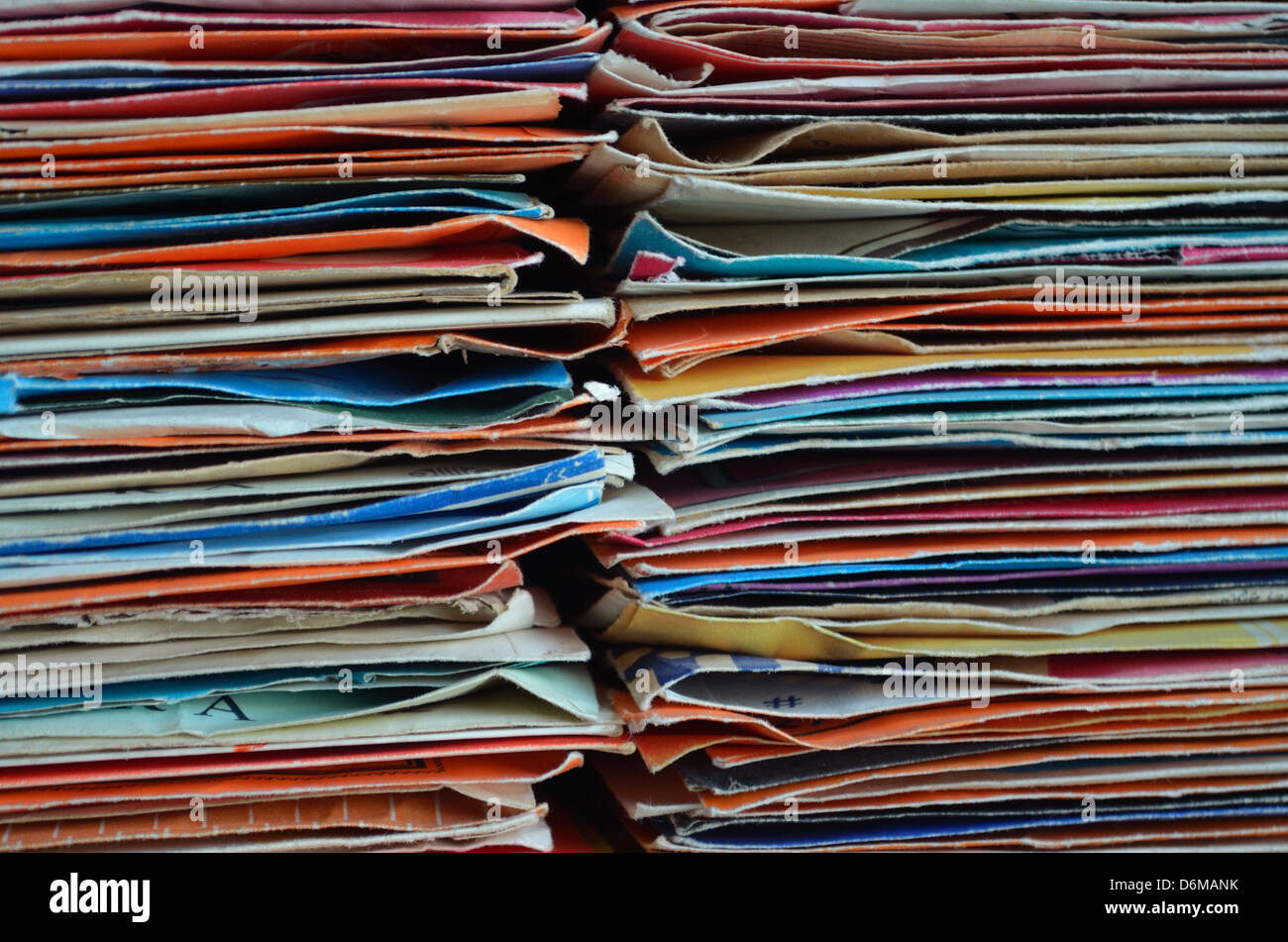Pile di annata record di vinile singles nella loro manicotti originali, può essere utilizzata come sfondo Foto Stock