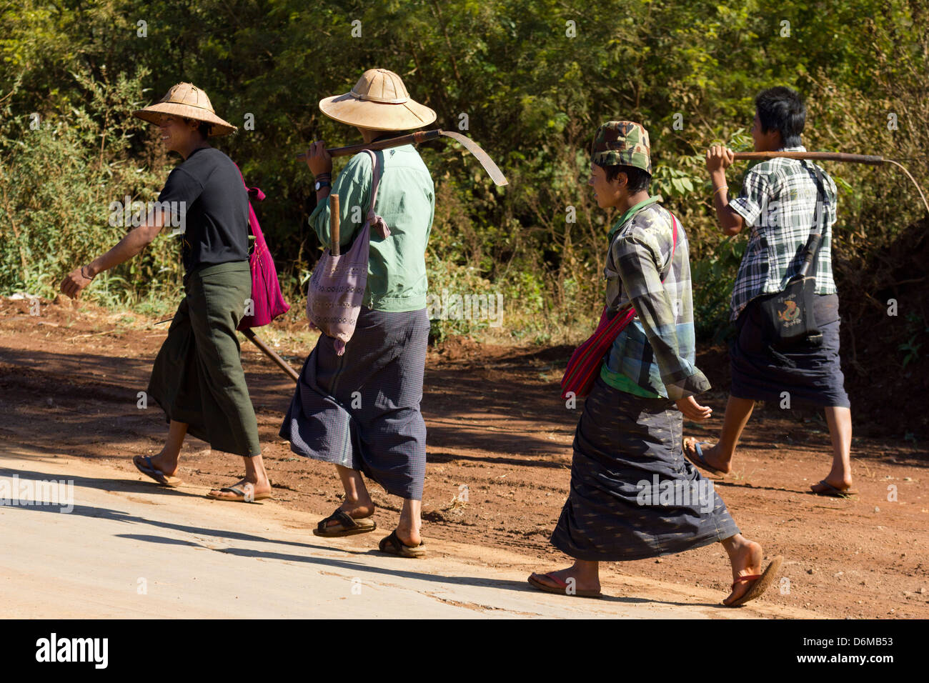 I lavoratori agricoli in un piccolo villaggio fuori Pindaya, Myanmar 2 Foto Stock