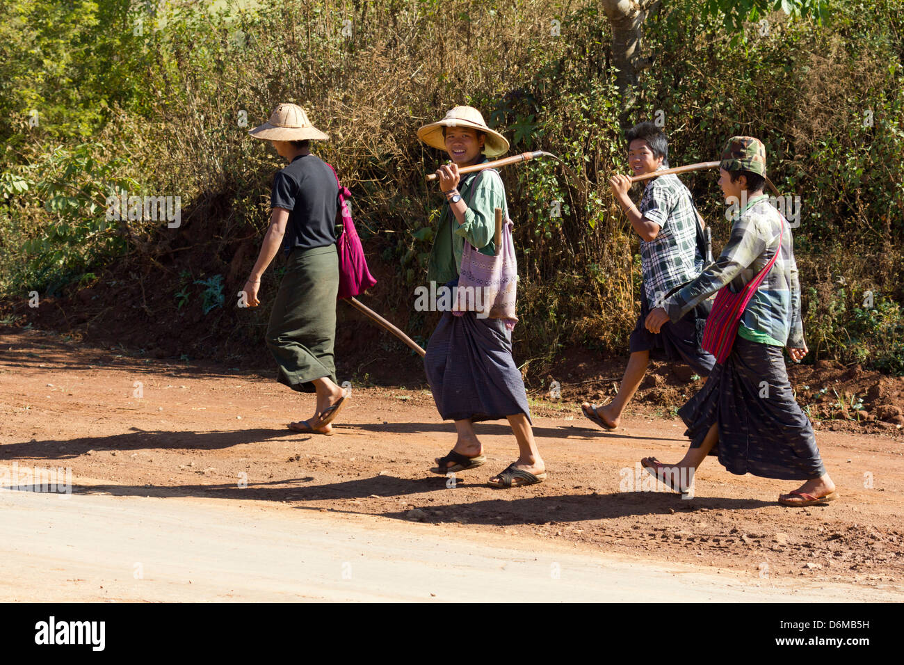 I lavoratori agricoli in un piccolo villaggio fuori Pindaya, Myanmar Foto Stock