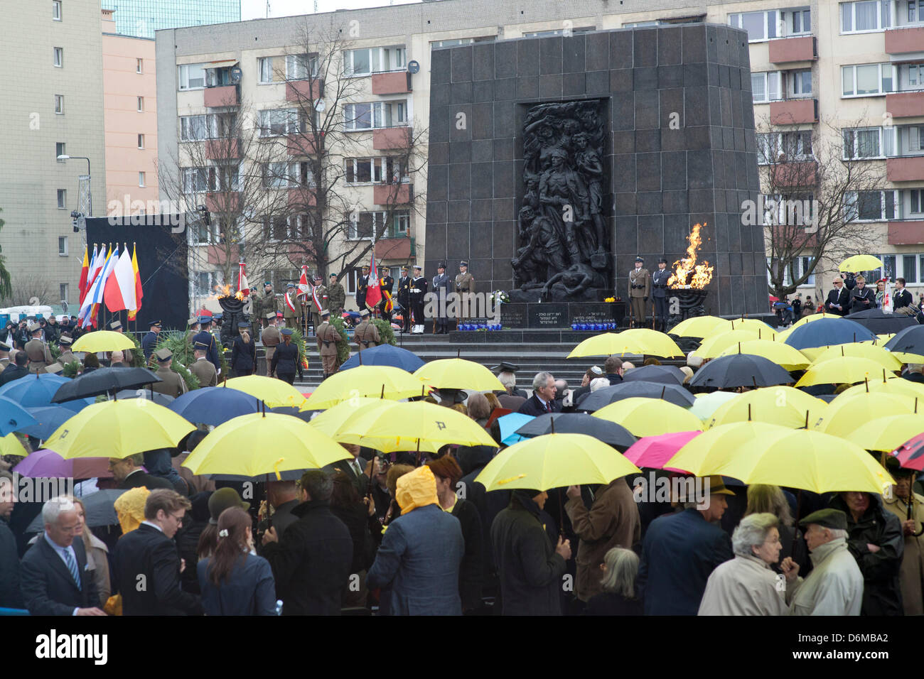 Varsavia, Polonia. Il 19 aprile 2013. La posa di corone presso il monumento agli eroi del Ghetto di Varsavia in occasione del settantesimo anniversario dell insurrezione del Ghetto di Varsavia. Credito: David Goldfarb/Alamy Live News Foto Stock