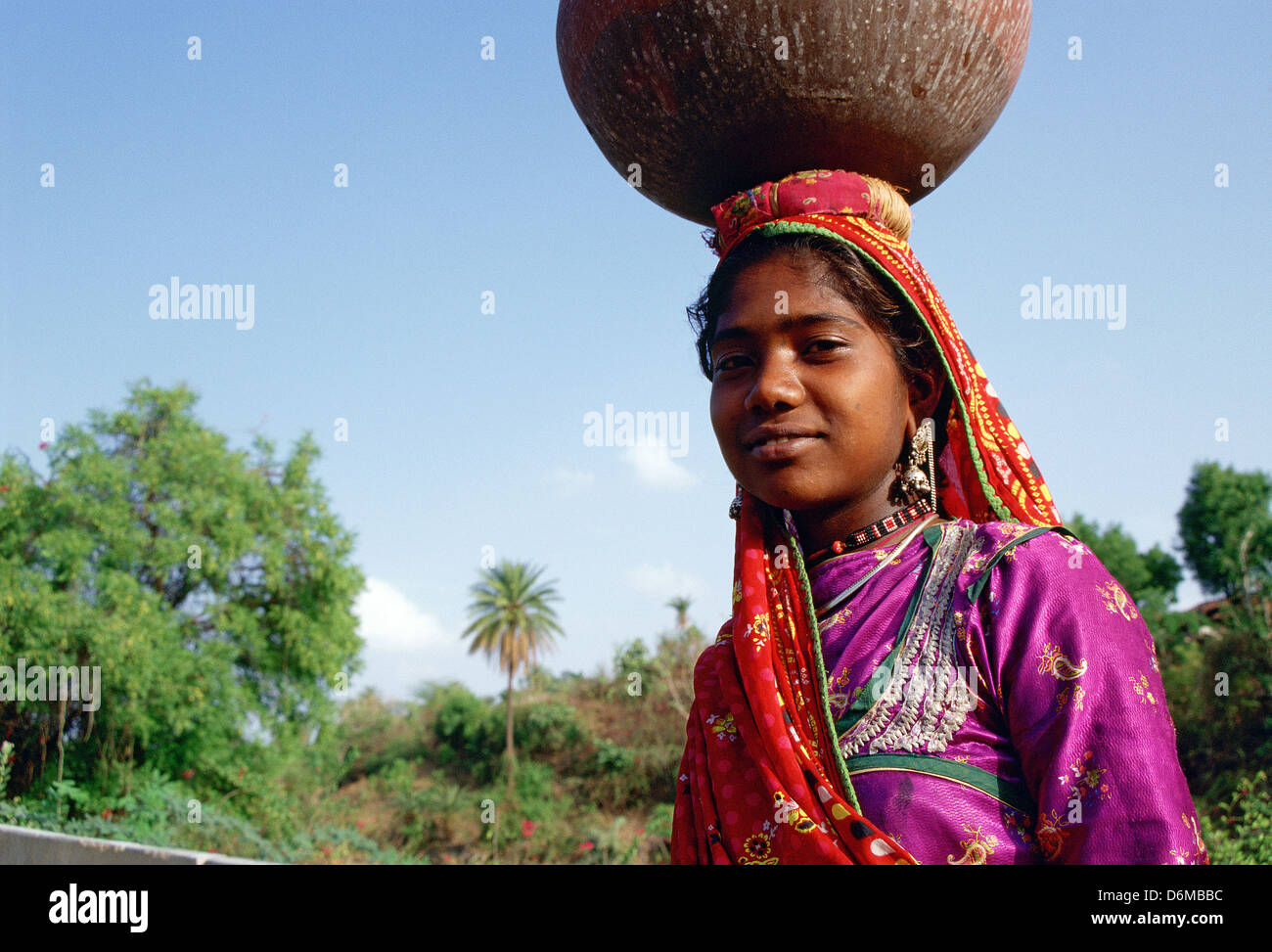 Ragazza indiana proveniente dal recupero di acqua. Ella appartiene alla casta Rebari ( India) Foto Stock