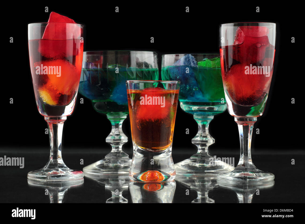 Primo piano di alcuni bicchieri con cocktail di diversi colori in discoteca Foto Stock