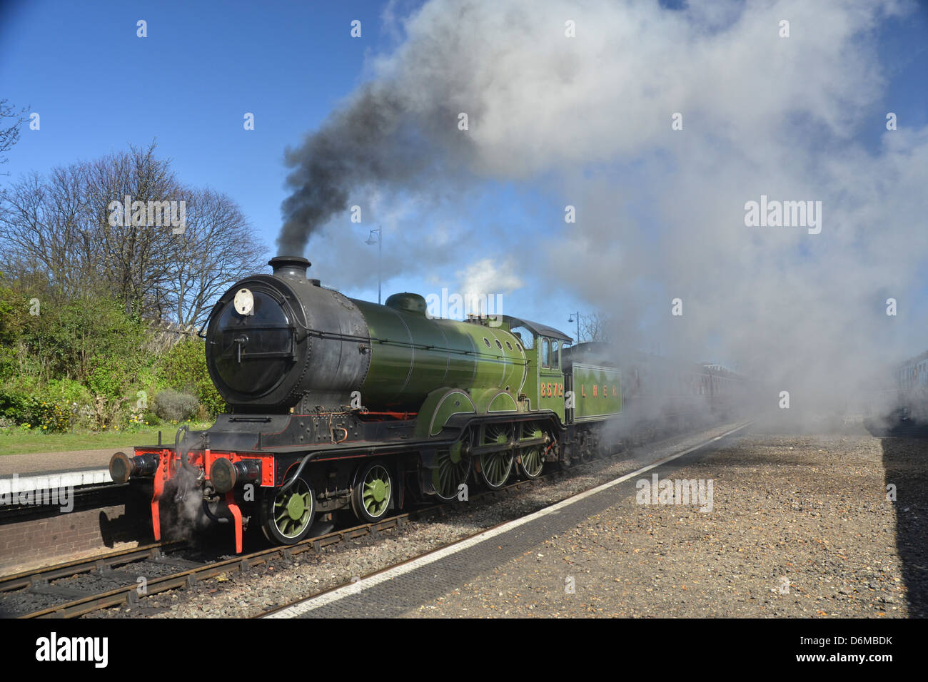 B12 Express motore a vapore e treno a Sheringham Station sulla linea di papavero in North Norfolk Foto Stock