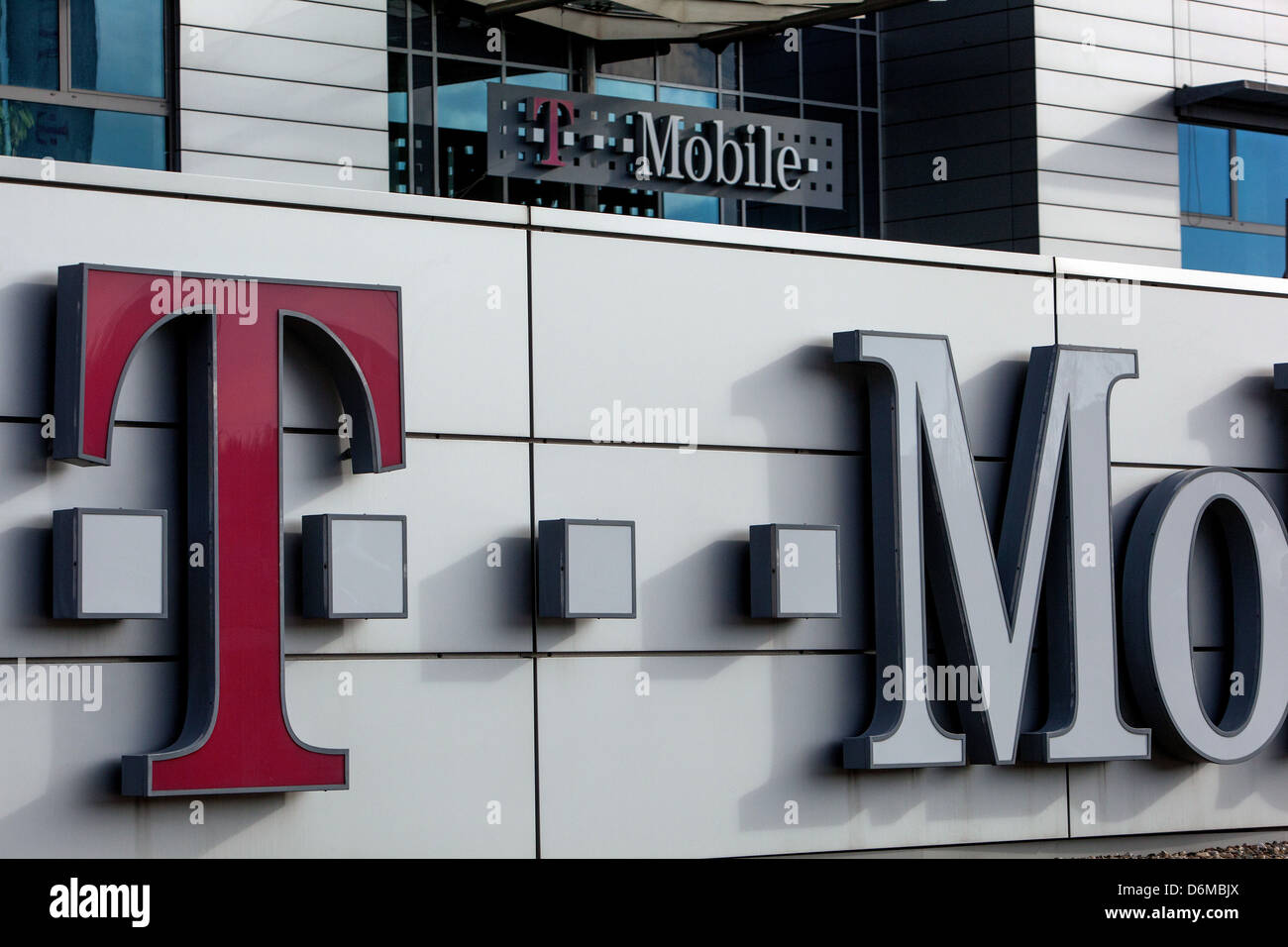 La sede centrale della società T Mobile, logo, Praga Repubblica Ceca Foto Stock