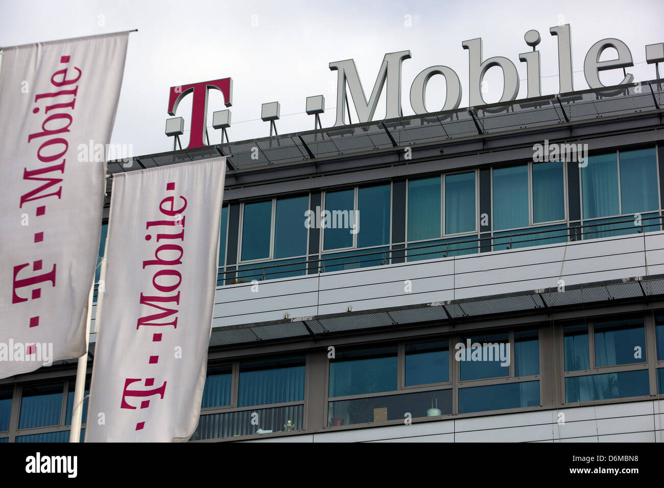 La sede centrale della società T Mobile, logo, Praga Repubblica Ceca Foto Stock