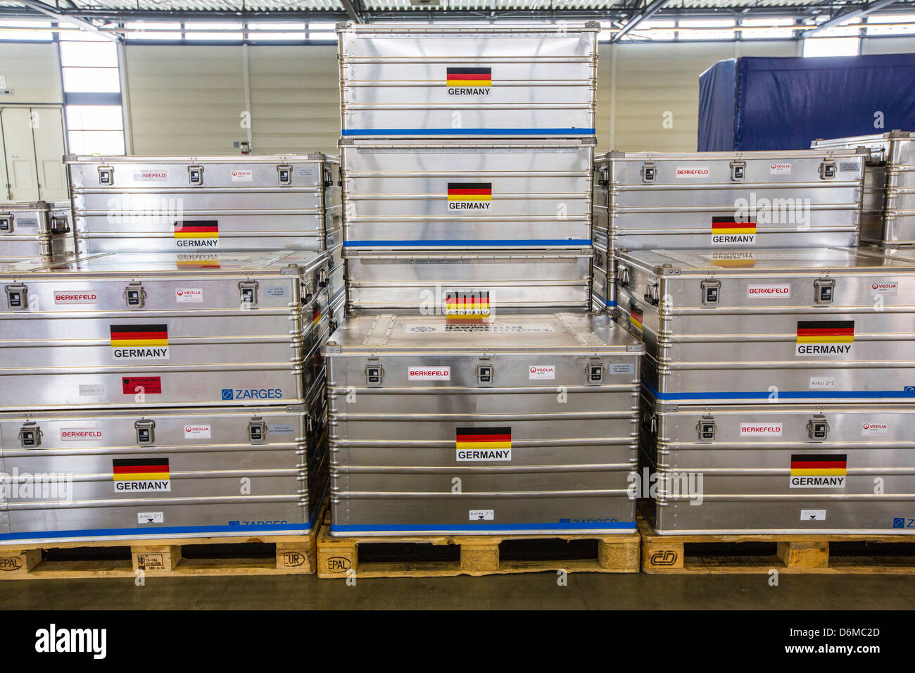 Alluminio scatole di trasporto per le attrezzature di emergenza. Bandiera tedesca. Il tedesco Disaster Relief team unità, THW. Foto Stock
