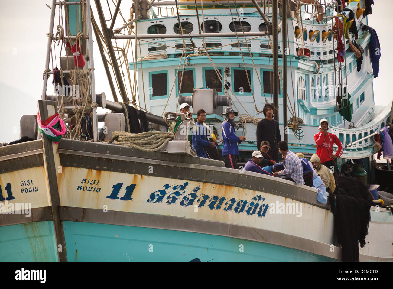 Tradizionale Tailandese e di pesca della nave di merci con il personale lavorativo, Thailandia Foto Stock