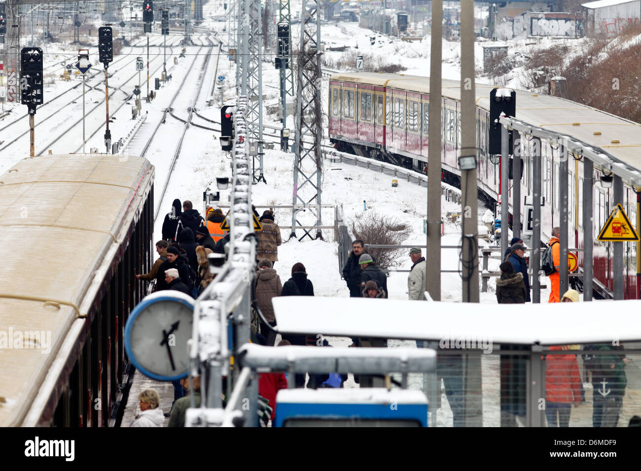 Berlino, Germania, e S-Bahnzuege passeggeri sulla stazione Ostkreuz a Berlino-friedrichshain Foto Stock