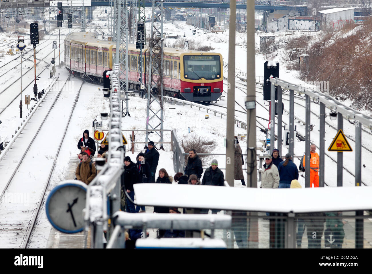 Berlino, Germania, S-Bahn e passeggeri sulla stazione Ostkreuz a Berlino-friedrichshain Foto Stock