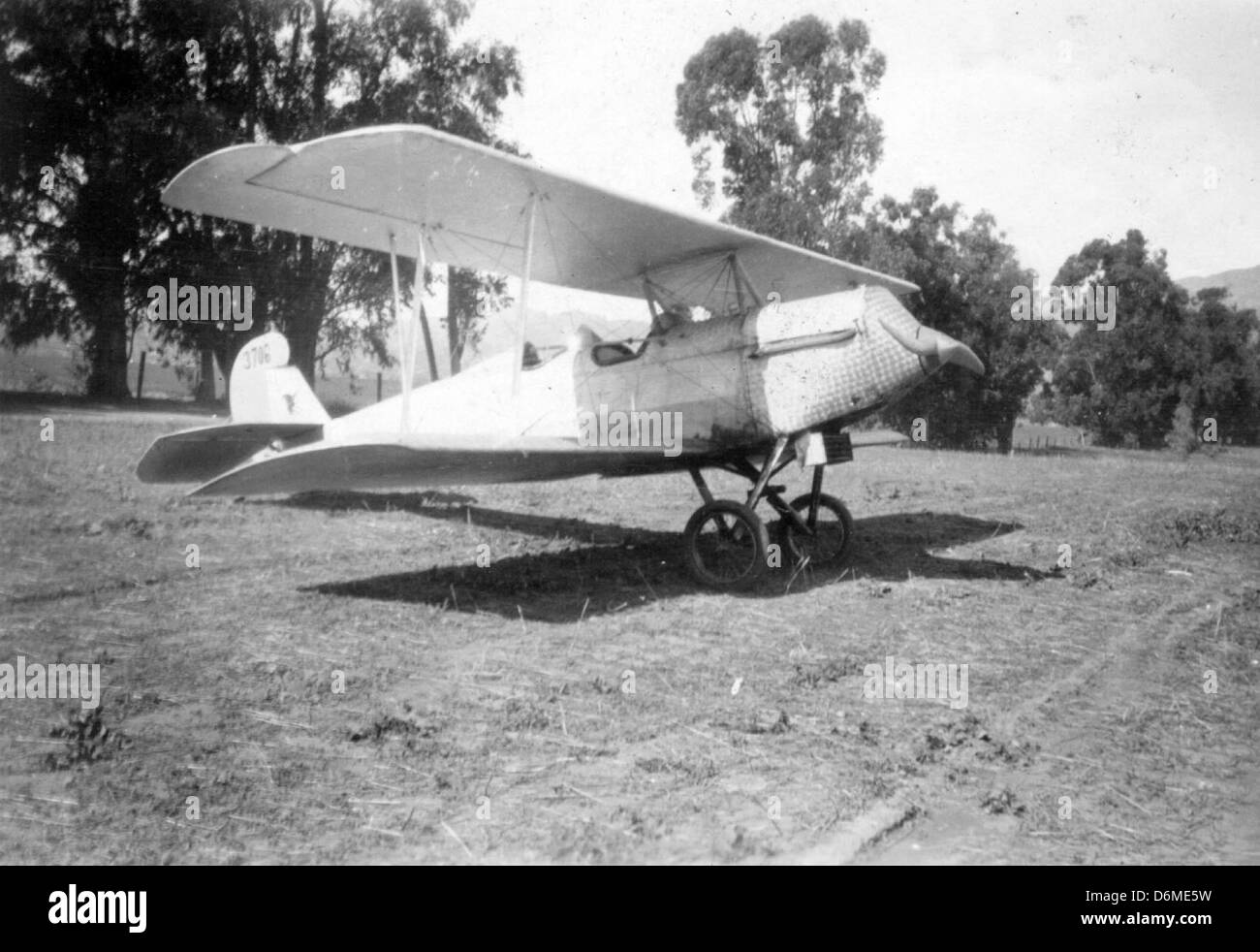 L'American Eagle A-1, registrato come N3706, è un velivolo d'epoca costruito negli Stati Uniti, noto per il suo design leggero e la sua utilità. Le sue caratteristiche di progettazione includono una configurazione monoplano ad ala bassa e un carrello di atterraggio retrattile, che lo rendono un aereo efficiente e funzionale nella sua epoca. Foto Stock