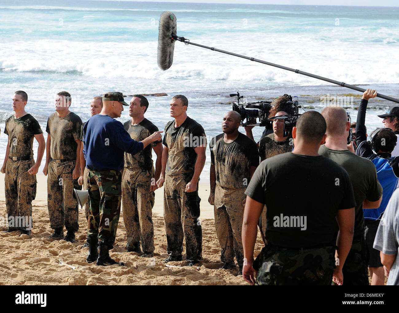 Attori Alex O'Loughlin, Alan Ritchson e Terry O'Quinn lungo con marinai da base comune perla Harbor-Hickam simulare Navy SEALS formazione durante le riprese della serie televisiva della CBS Hawaii Five-0 Marzo 1, 2013 in Haleiwa, Hawaii. Foto Stock