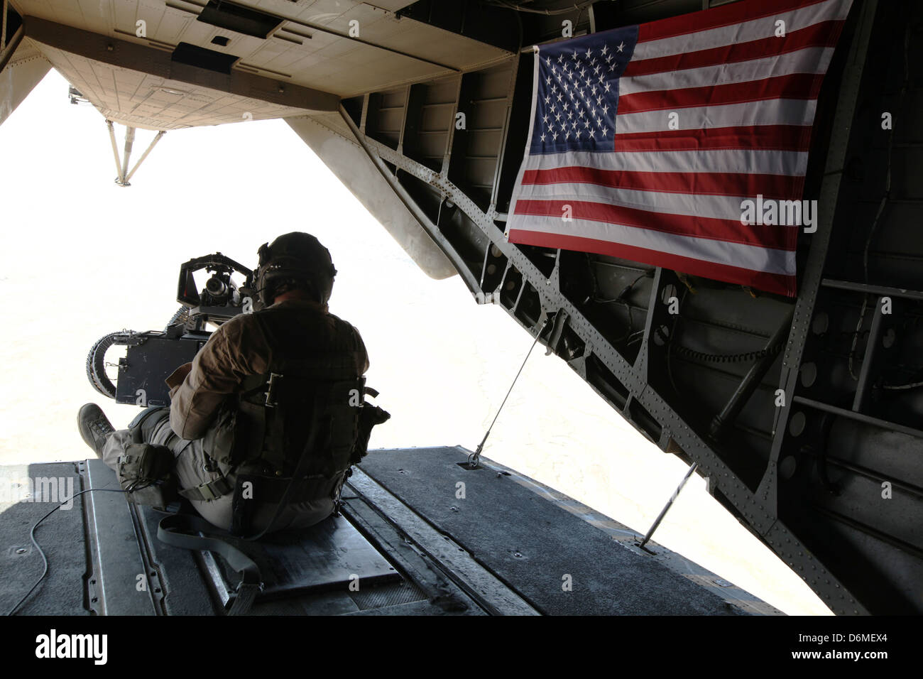 Un marine statunitense porta gunner fornisce la sicurezza da un CH-53E Super Stallion elicottero durante le operazioni Aprile 10, 2013 nella provincia di Helmand, Afghanistan. Foto Stock