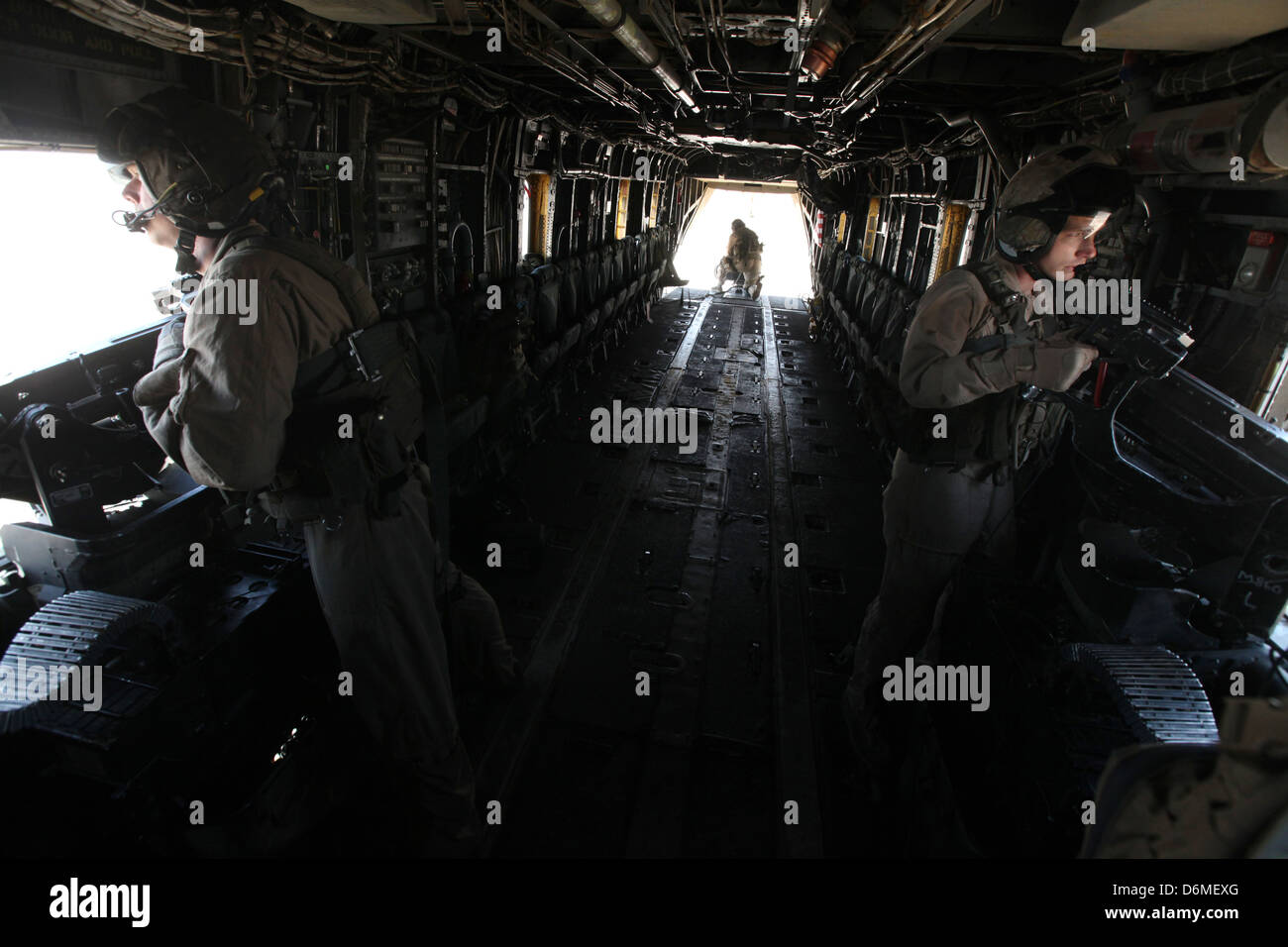 Noi Porta Marina gunners fornisce la sicurezza da un CH-53E Super Stallion elicottero durante le operazioni Aprile 10, 2013 nella provincia di Helmand, Afghanistan. Foto Stock