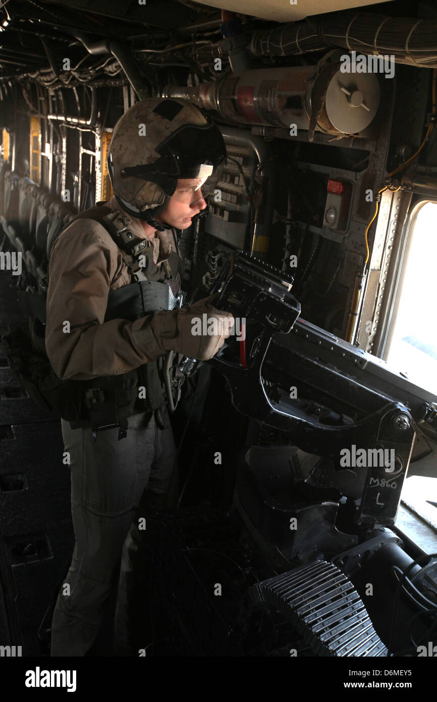 Un marine statunitense porta gunner fornisce la sicurezza da un CH-53E Super Stallion elicottero durante le operazioni Aprile 10, 2013 nella provincia di Helmand, Afghanistan. Foto Stock