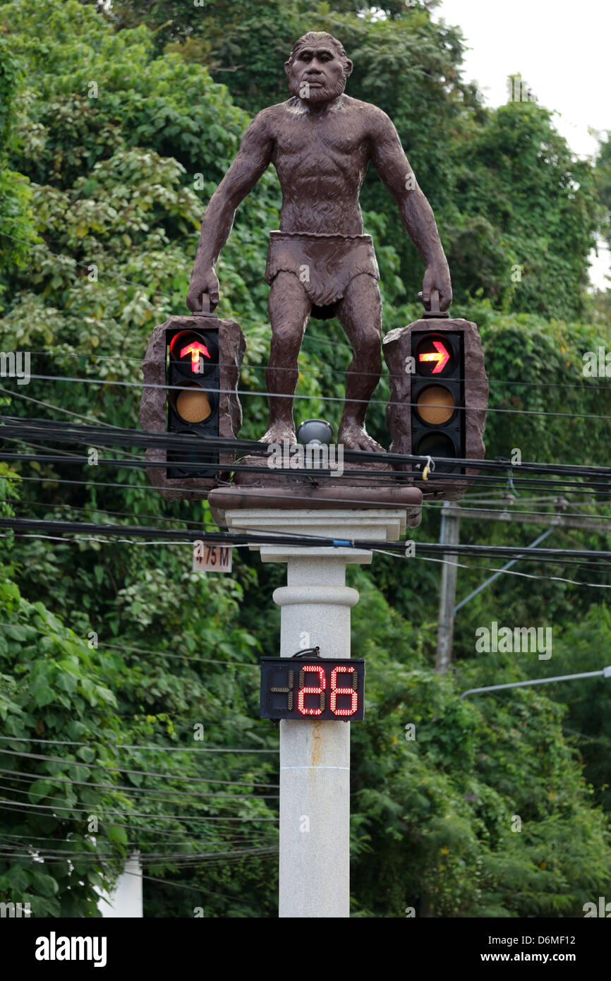 I Cavemen o uomo di Neanderthal holding semaforo a Krabi town, Thailandia Foto Stock