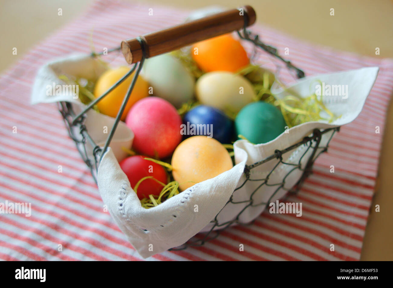 Colorate le uova di Pasqua nel cestello Foto Stock