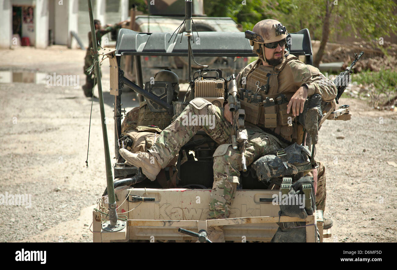 Una delle forze speciali degli Stati Uniti soldato continua a guardare da una luce-tactical veicolo fuoristrada durante una pattuglia con l esercito nazionale afgano Forze Speciali scortando un governatore distrettuale Aprile 14, 2013 nella provincia di Helmand, Afghanistan. Foto Stock