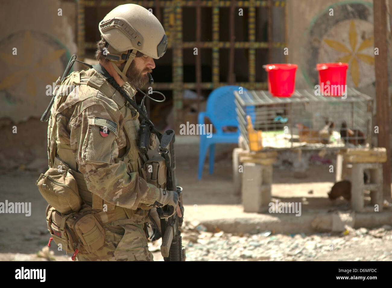 Un US Special Forces soldier veglia durante una pattuglia con l esercito nazionale afgano Forze Speciali scortando un governatore distrettuale Aprile 14, 2013 nella provincia di Helmand, Afghanistan. Foto Stock