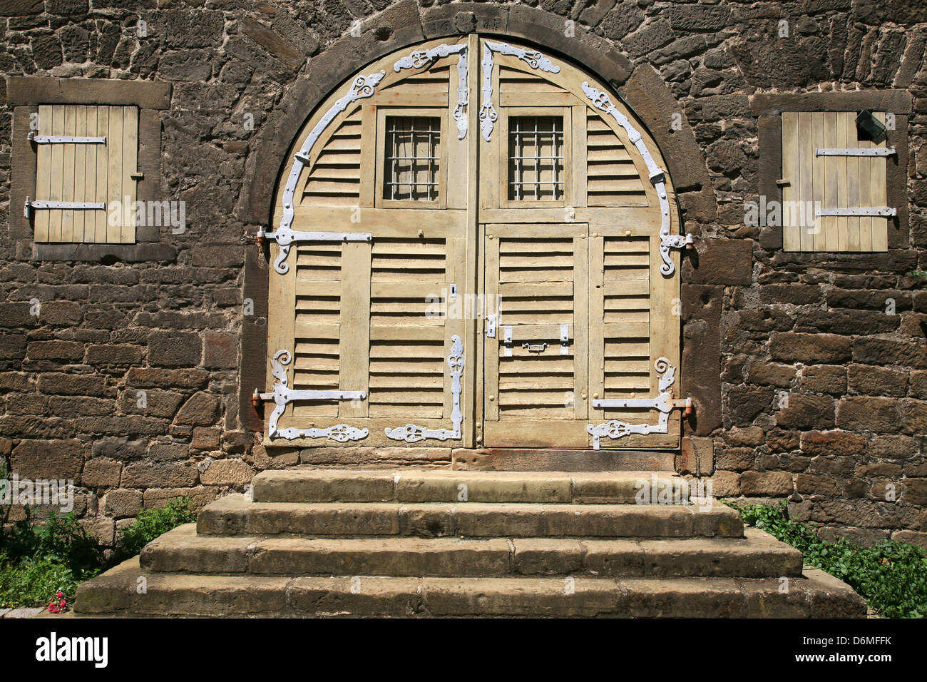 Antico cancello in legno e finestre in corrispondenza di una casa medioevale Foto Stock