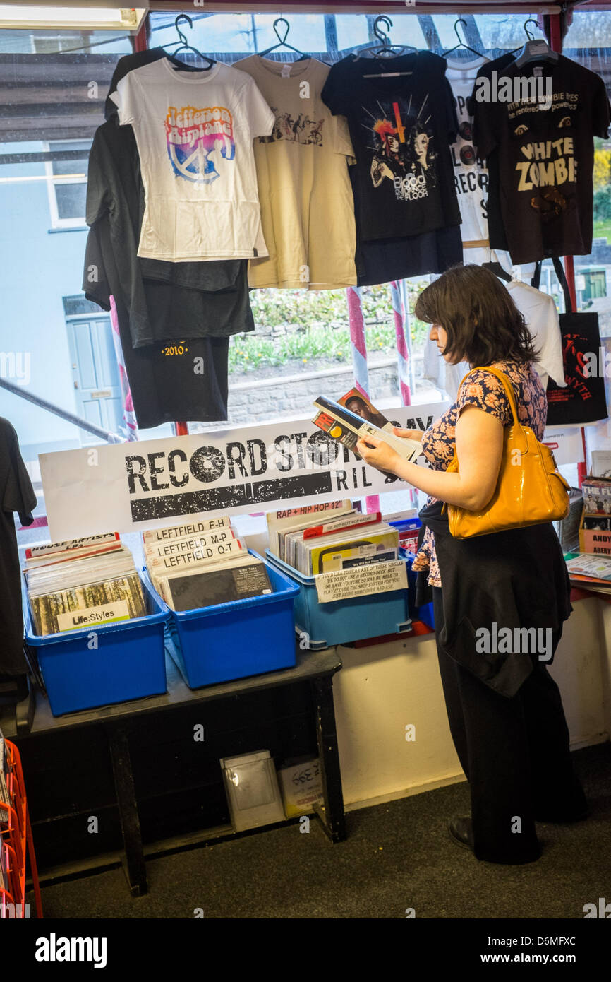 Record Store Day 2013 Aberystwyth, UK. Xx Aprile, 2013. Ai clienti di navigare le rastrelliere a Andy registri, in Aberystwyth SUL RECORD STORE DAY 2013. La giornata è una celebrazione della piccola proprietà indipendente negozi di record, che si trovano di fronte a un sempre più difficile in futuro la faccia del movimento del business online e download digitali di musica Foto Stock
