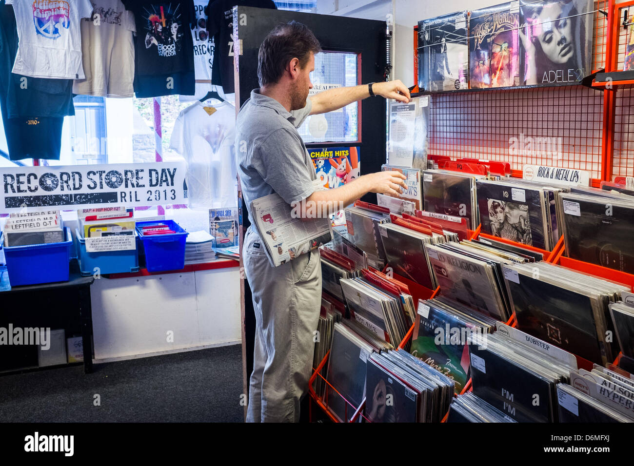 Record Store Day 2013 Aberystwyth, UK. Xx Aprile, 2013. Ai clienti di navigare le rastrelliere a Andy registri, in Aberystwyth SUL RECORD STORE DAY 2013. La giornata è una celebrazione della piccola proprietà indipendente negozi di record, che si trovano di fronte a un sempre più difficile in futuro la faccia del movimento del business online e download digitali di musica Foto Stock
