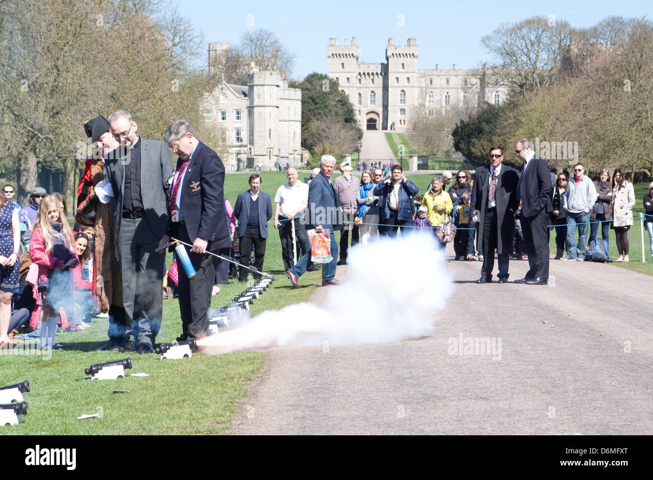 Windsor, Regno Unito. Xx Aprile, 2013. Una miniatura 21 gun salutate in onore della regina Elisabetta II di compleanno. Vi hanno partecipato Il Sindaco e conservatori locali MP Adam Afriyie. Foto Stock