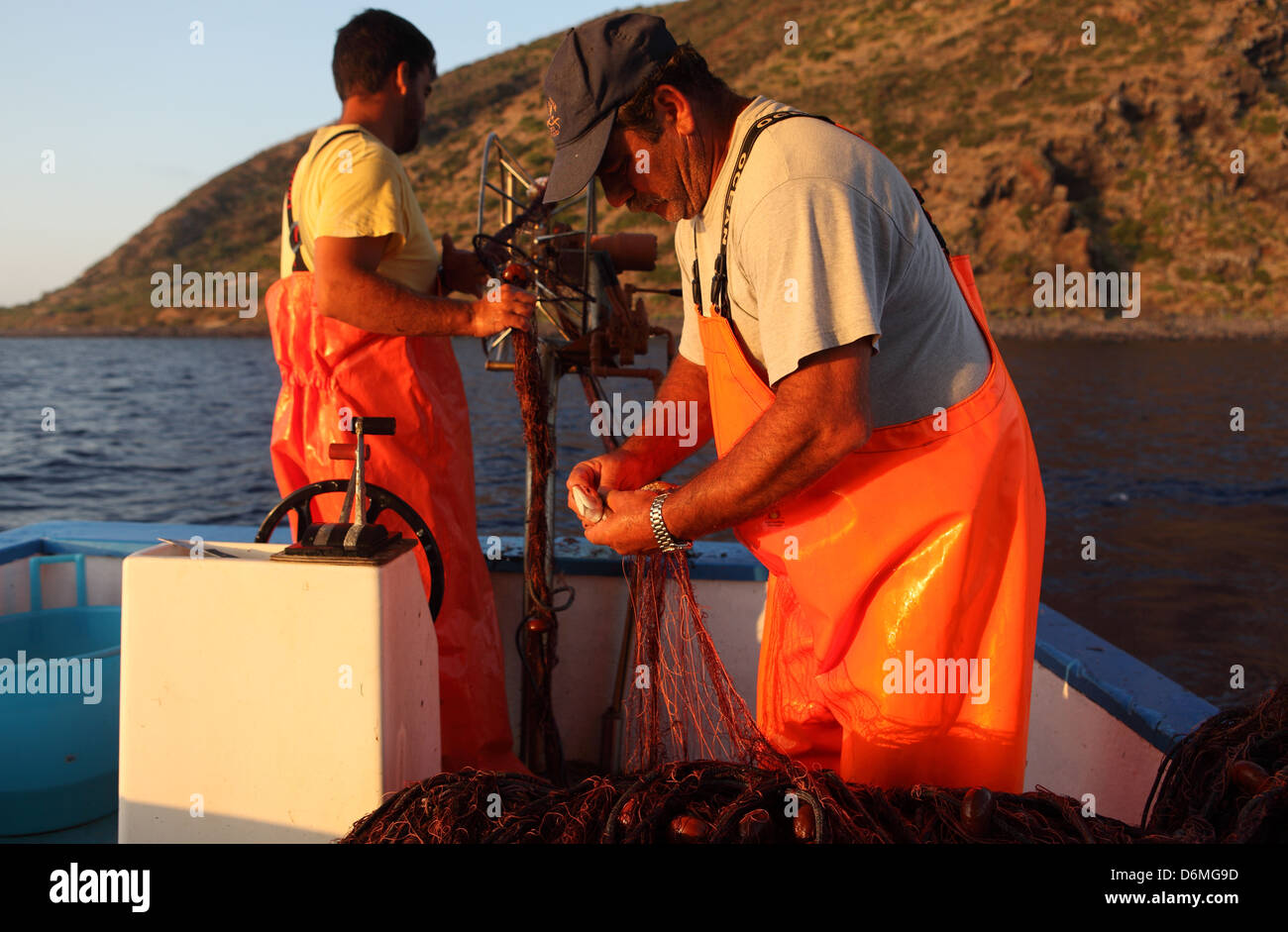 Alicudi, l'Italia, porta un pescatore di gamberetti in una rete da pesca Foto Stock
