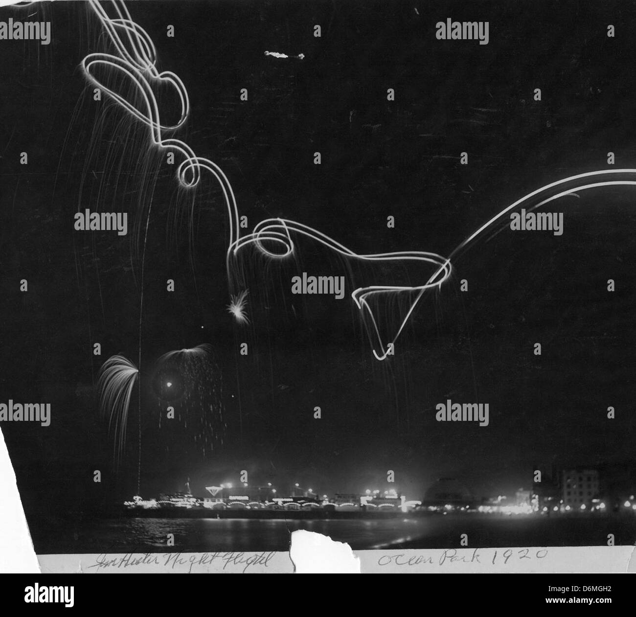 Jim Hester, un primo aviatore, viene catturato durante un volo notturno sopra Ocean Park nel 1920. Questa immagine mette in evidenza le sfide e i progressi dell'aviazione notturna durante i primi anni di volo. Foto Stock