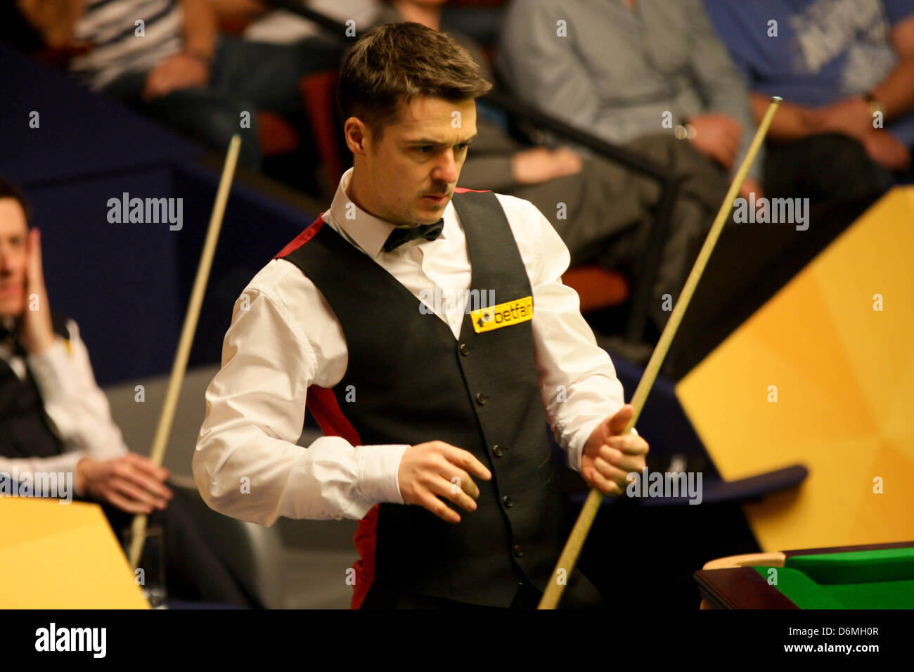 Sheffield, Regno Unito. Xx Aprile, 2013. Ricky Walden in azione contro Michael Holt durante il primo round del World Snooker Championships dal Crucible Theatre. Foto Stock