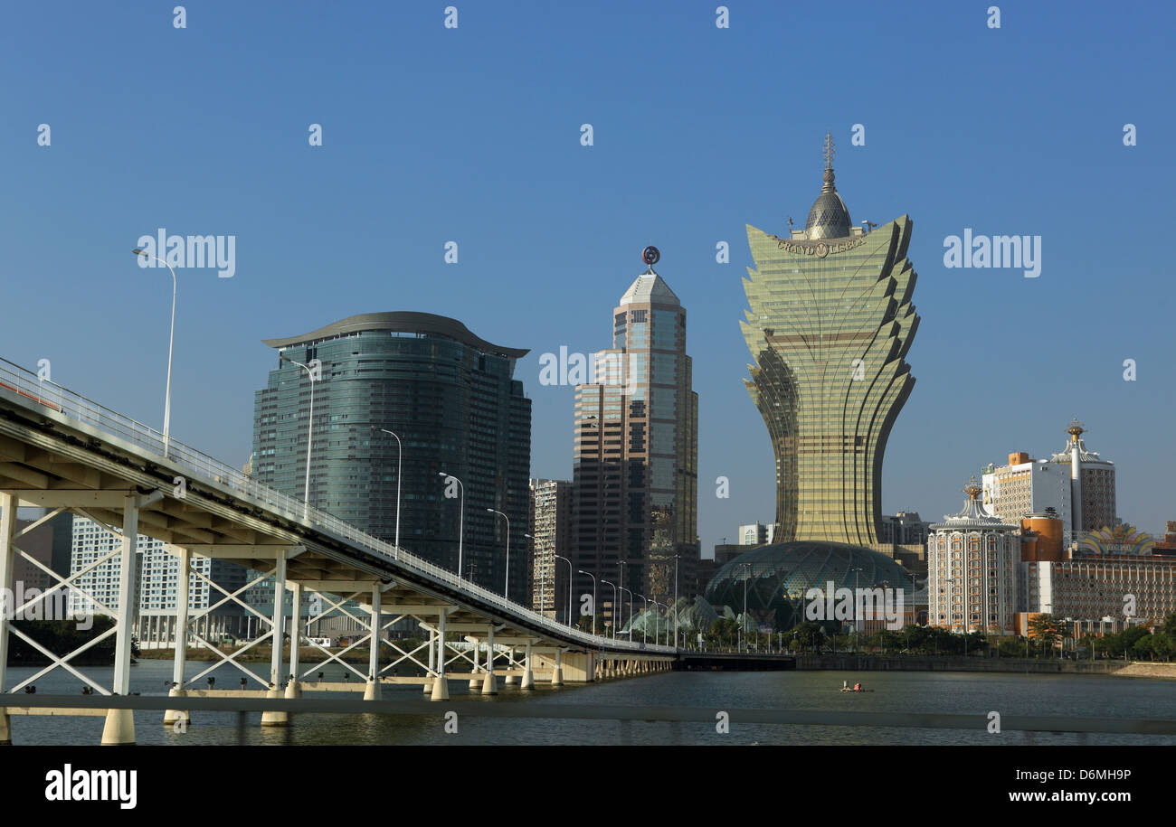 Macao, Cina, Cityscape con il Casinò Lisboa e Grand Lisboa Hotel Foto Stock